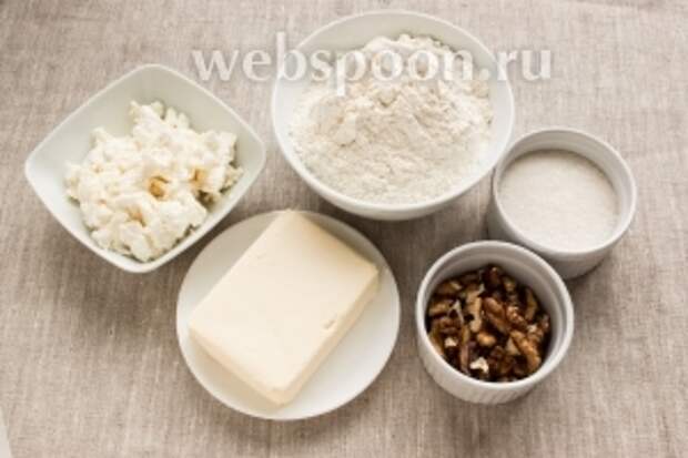 Подготовить муку, творог, масло, сахар и грецкие орехи.