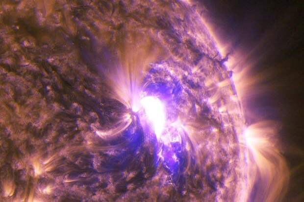На Солнце произошла сильнейшая за 2,5 месяца вспышка, поток плазмы идет вбок
