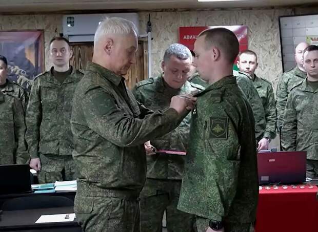 Белоусов вручил награды отличившимся бойцам группировки «Центр» ВС РФ