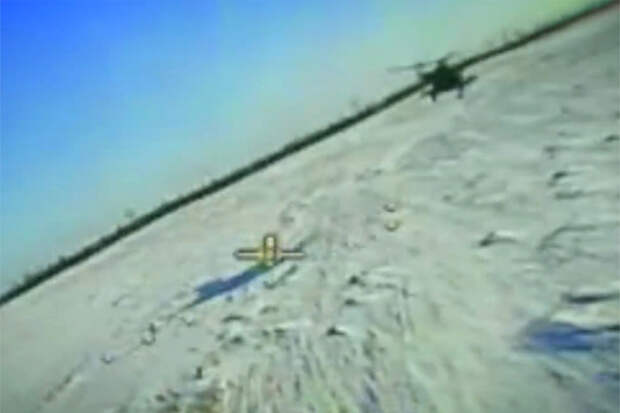 Украинский дрон промахнулся по российскому вертолету и попал на видео