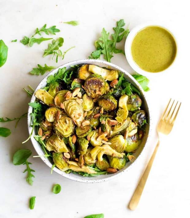 Салат с орешками и брюссельской капустой. \ Фото: wholesomelicious.com. Салат с орешками и брюссельской капустой. \ Фото: wholesomelicious.com.