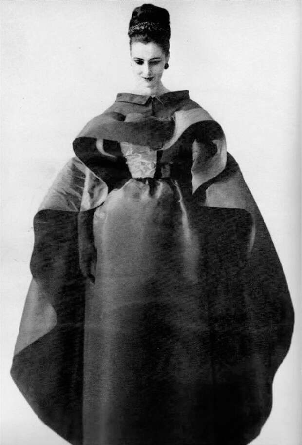 Платье и кейп Balenciaga в съемке Harper's Bazaar, ноябрь 1961