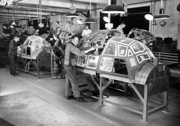 Сборка фонарей кабин немецких бомбардировщиков Ю-88 на заводе в Рюссельхайме