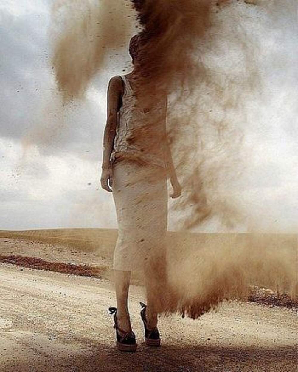 Гонять воздух. Девушка в пыли. Пыльный человек. Человек в пыли. Пыль фотосессия.