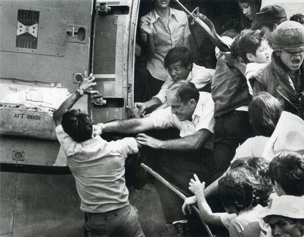 Люди борются за то, чтобы попасть на борт самолета - апрель 1975