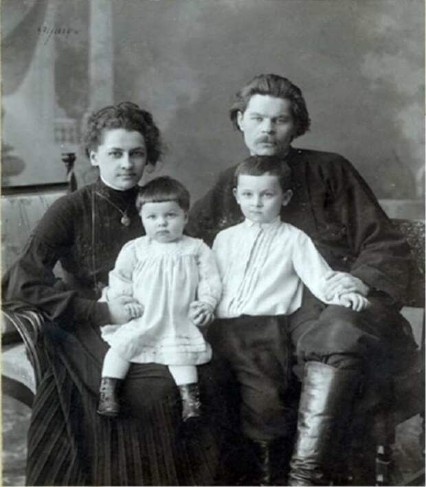 Максим Горький с женой Екатериной, дочерью Катей и сыном Максимом. Фото 1903-1904 года.