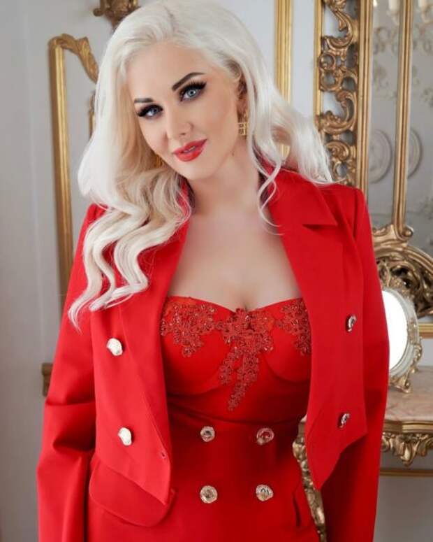 Екатерина Бужинская в красном костюме