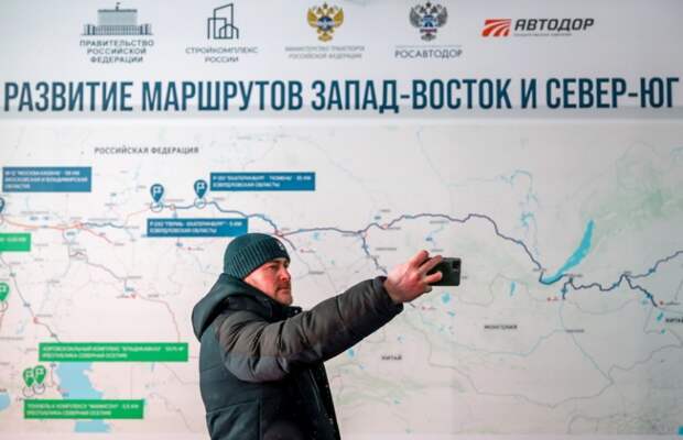 На фото: карта во время открытия участка скоростной автомобильной трассы М-12 (Москва — Казань — Екатеринбург), Владимирская область. Общая протяженность М-12 от Москвы до Екатеринбурга составит около 1,6 тыс. км