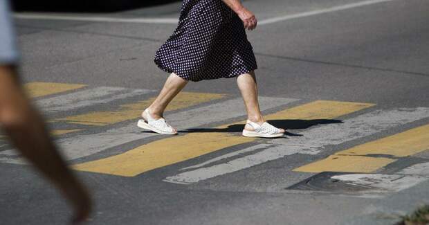 Пенсионерка в белой обуви. /Фото: 1.assets.klops.ru
