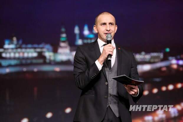 «Пеләш ялтырап, күзегезне чагылдырмасын өчен» - Фәнил Вакказов зумерларча кыланып караган