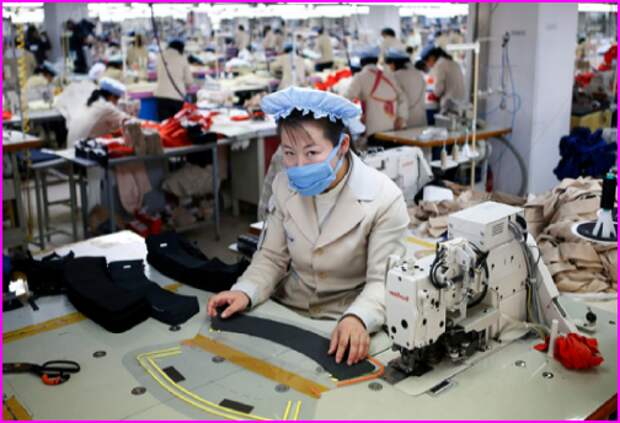 Кореянка на швейной фабрике.
