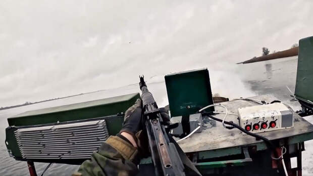 Речные катеры доставляют боеприпасы, несмотря на дроны ВСУ. Лучшее видео из зоны СВО