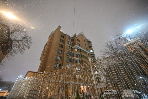 ТАСС: охрана не пускает третьих лиц во двор дома, где была квартира Долиной