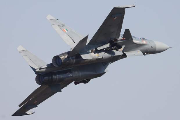 Истребитель Су-30 разбился во время испытательных полетов в Индии