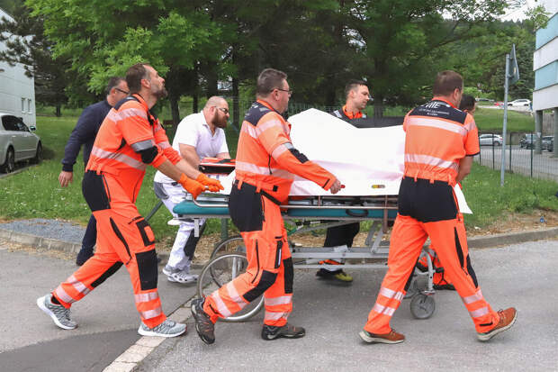 Премьер Словакии Фицо переведен из больницы домой после покушения