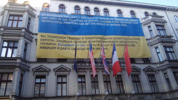 В центре украинской столицы появилась надпись: «Киев – русский город» - в Берлине третий год усмиряют амбиции Путина