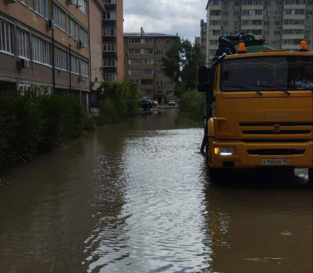 Краснодар накрыл ливень: уже начали откачивать воду с улиц, подтапливает Дмитриевскую дамбу