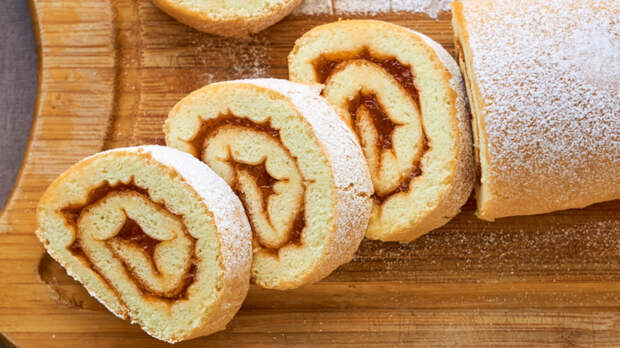 30 минут на кухне: вкусный рулет с джемом к чаю