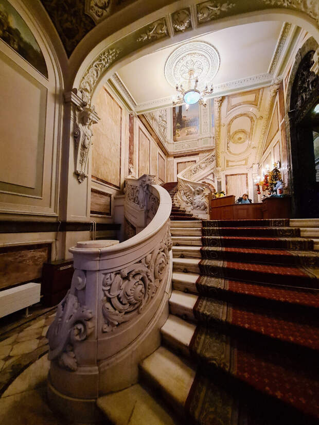 Фото: Парадная гостья. Парадная лестница особняка.