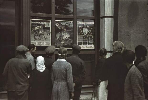Харьковчане рассматривают анисоветские плакаты.
