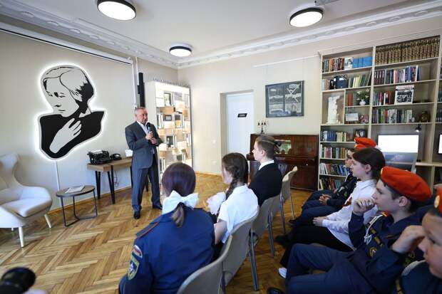 Губернатор Санкт-Петербурга посетил библиотеку имени Ольги Берггольц