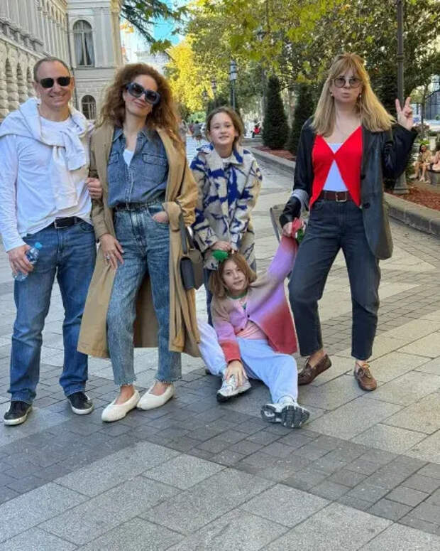 Виктория Исакова с дочерью и друзьями