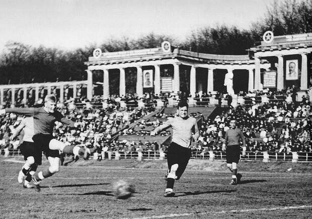 Стадион МВО в Лефортове. 1943 год / Фото: pastvu.com/uploaded by mchpv
