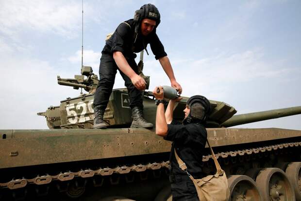 Украинский боевик сдался русским вместе с угнанным у ВСУ танком