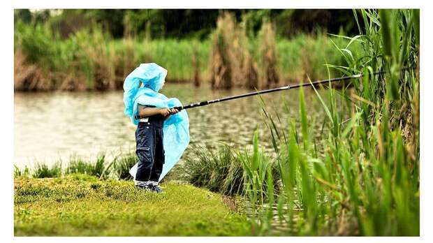 Иллюстрация к записи Ребенок в дождивике ловит рыбу