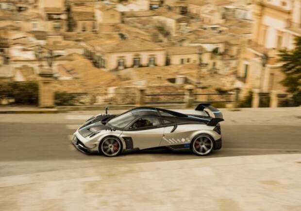 Двухдверный гиперкар от Pagani Automobili (17 фото)
