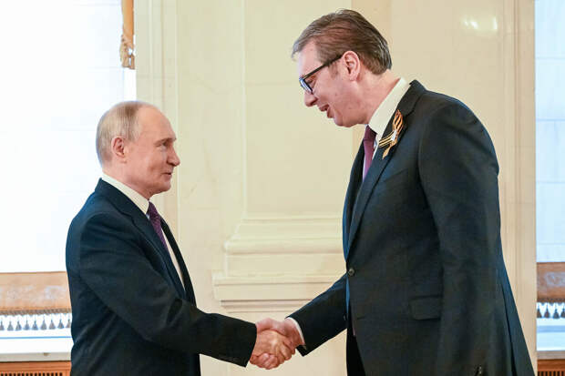 Вучич передал послу России письмо с поздравлением Путину с Днем Победы