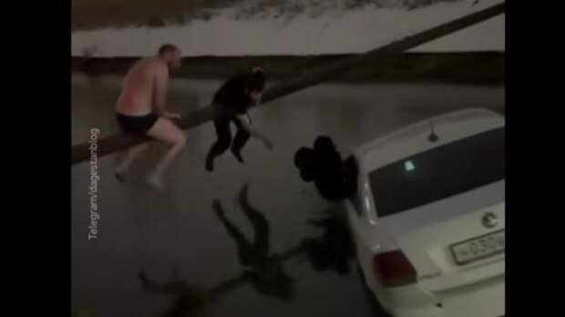 Женщину с ребенком спасли из машины, плывшей по водоканалу в Дагестане