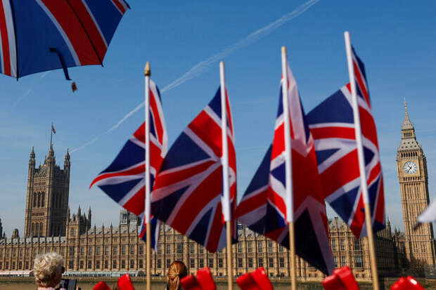 Reform UK намерена депортировать сотни тысяч мигрантов из Британии