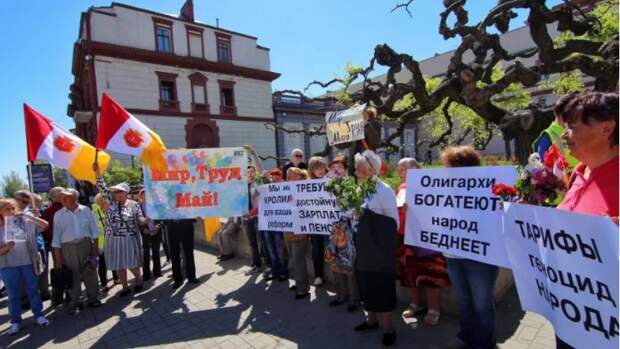 1 мая - красная тряпка для последователей Гитлера: националисты сорвали демонстрации на Украине, а в ДНР - грандиозное шествие