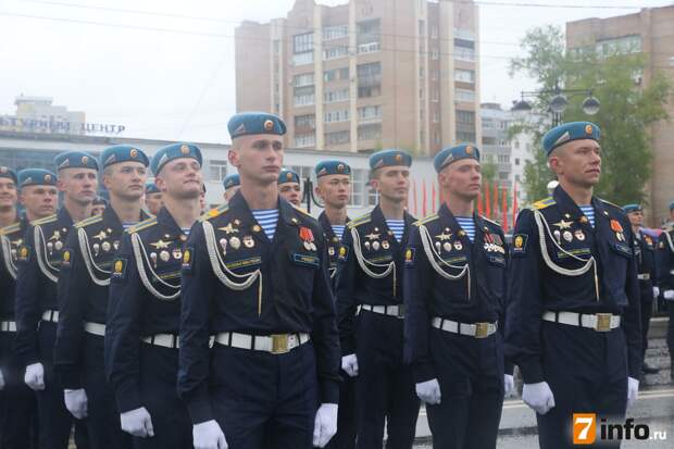 Рязанцы встретили десантников, принимавших участие в Параде Победы на Красной площади