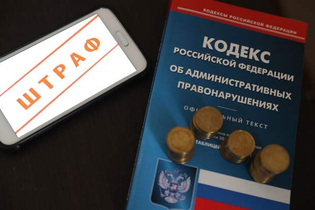 Юрист Капштык предупредил о штрафах за демонстрацию среднего пальца