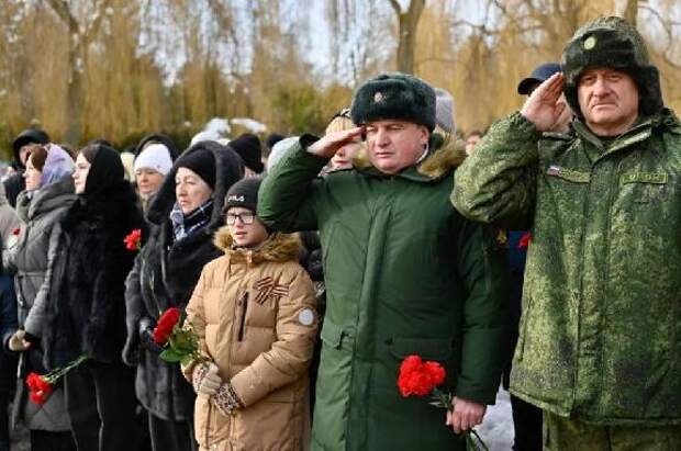 В Тамбове у мемориала "Скорбящая мать" почтили память погибших воинов