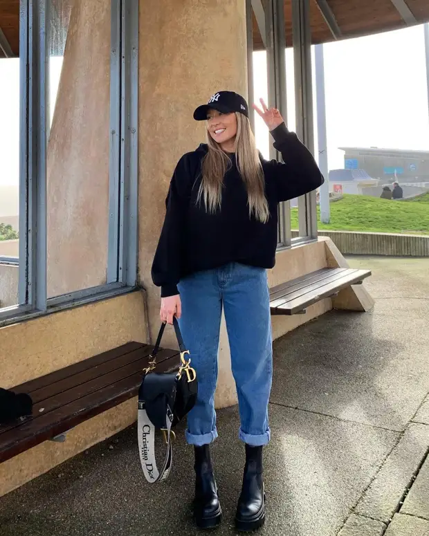 Как стильно носить толстовку с джинсами: 15 идей, которые так удобны в повседневной жизни