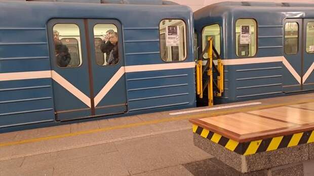 В Петербурге из-за жары начали раздавать воду в метро