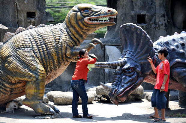 Динозавр в парке Лунета в Маниле