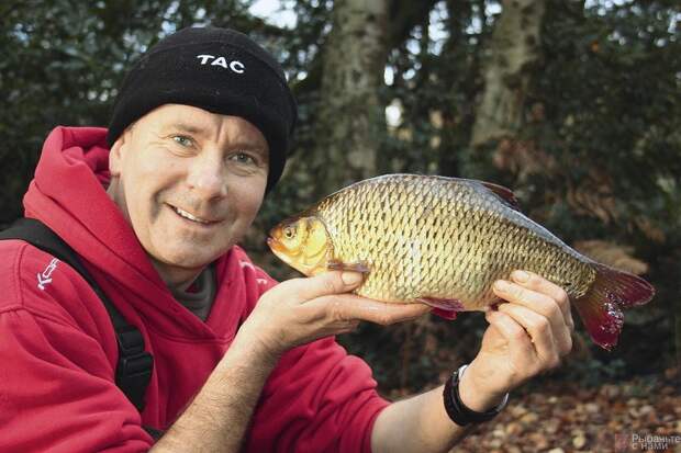 Дункан Чарман со слитком зимнего золота. Неудивительно, что краснопёрка относится к его любимым рыбам.