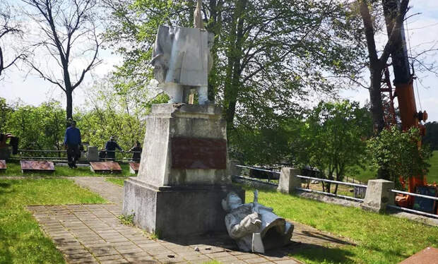 Снос памятника советскому солдату в Меркине. Фото © Facebook (запрещена на территории Российской Федерации) / Algis Kaseta