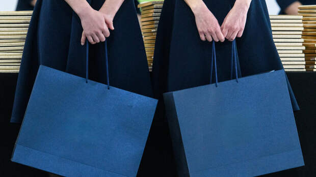 Сенатор предложил повысить лимит на цену подарков учителям и врачам