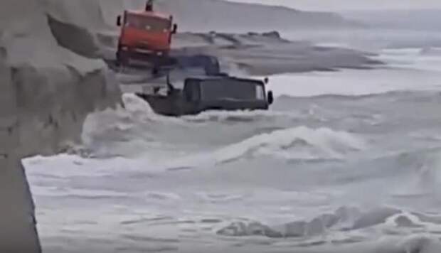 Водоплавающий грузовик: суровые рабочие будни водителя КАМАЗа на Дальнем Востоке, которому нипочем штормовой океан (видео)