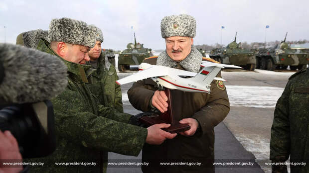 Казахстан считался в СНГ образцовой моделью транзита власти, когда старый лидер  формально отошел от...