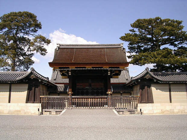 Главные ворота, ведущие в Императорский дворец (Токио, Япония). | Фото: sibved.livejournal.com.