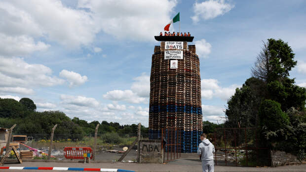 Лодку с чучелами мигрантов сожгли в Северной Ирландии