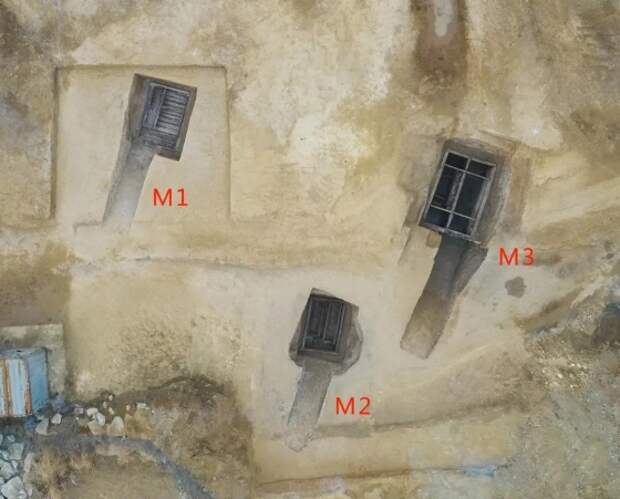 В Китае обнаружили три богатые гробницы с комнатами и окнами