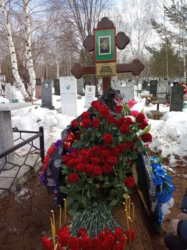 Сегодня Петрову похоронили на местном кладбище Сегодня Петрову похоронили на местном кладбище