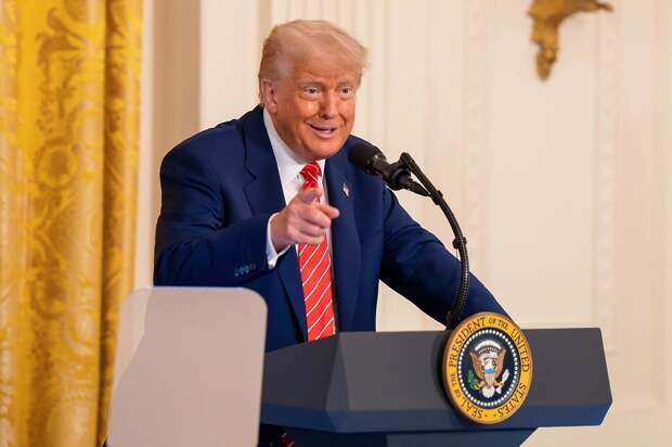 Скандальный разговор: приближённого Трампа поймали на связи с иностранной разведкой